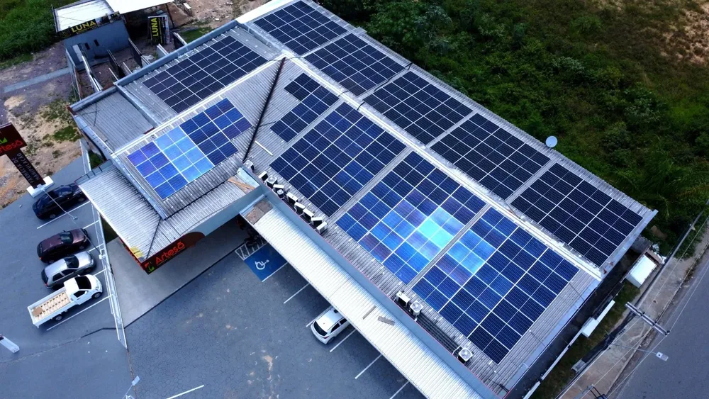 Usina solar instalada em telhado comercial