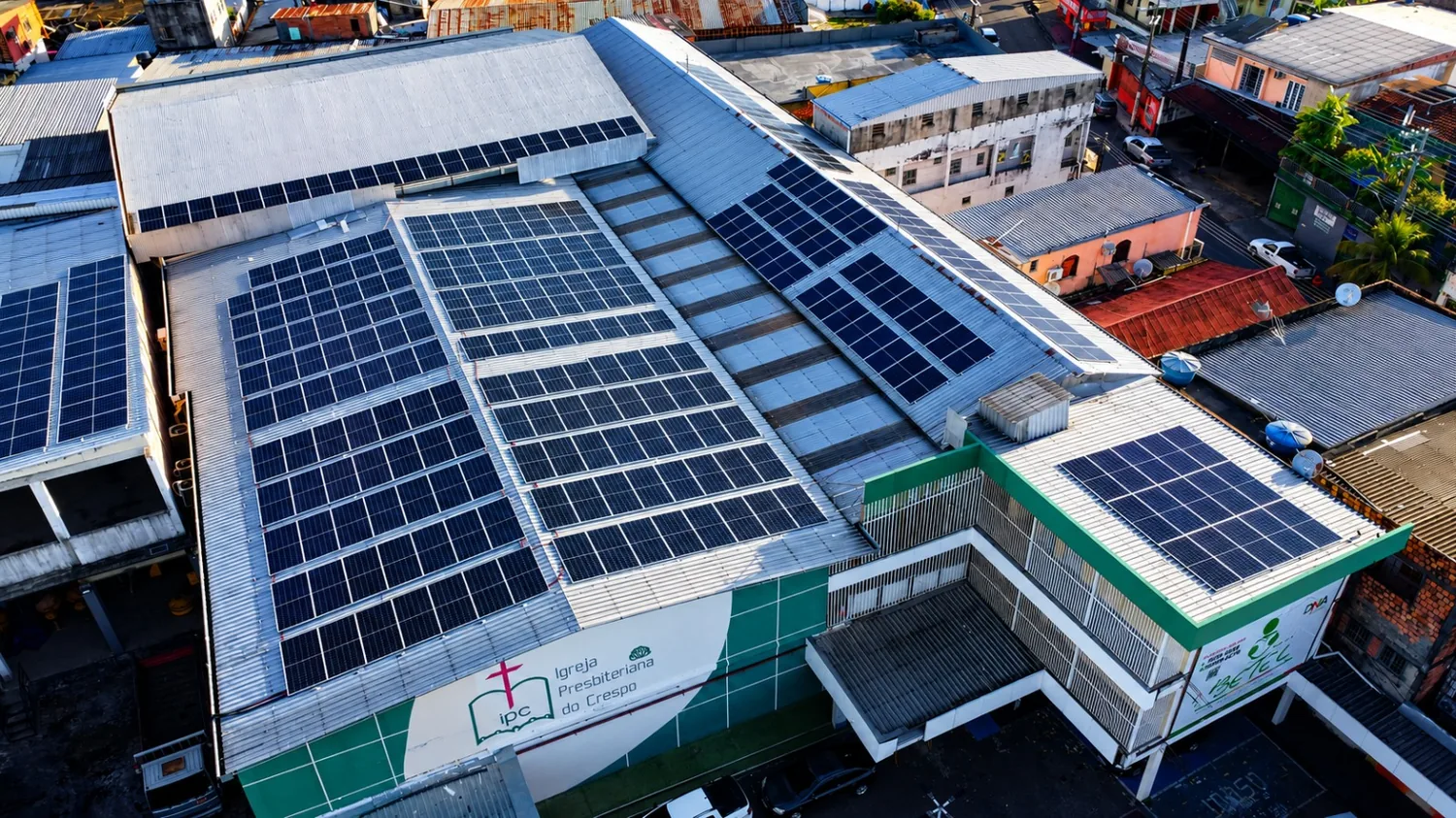 Usina solar no telhado da Escola Betel
