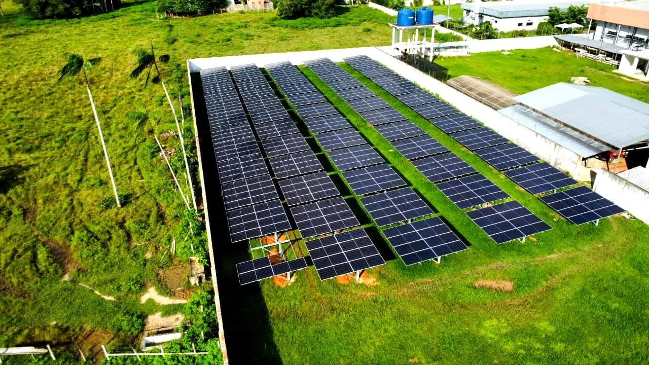 Usina solar em solo montada em Carauari